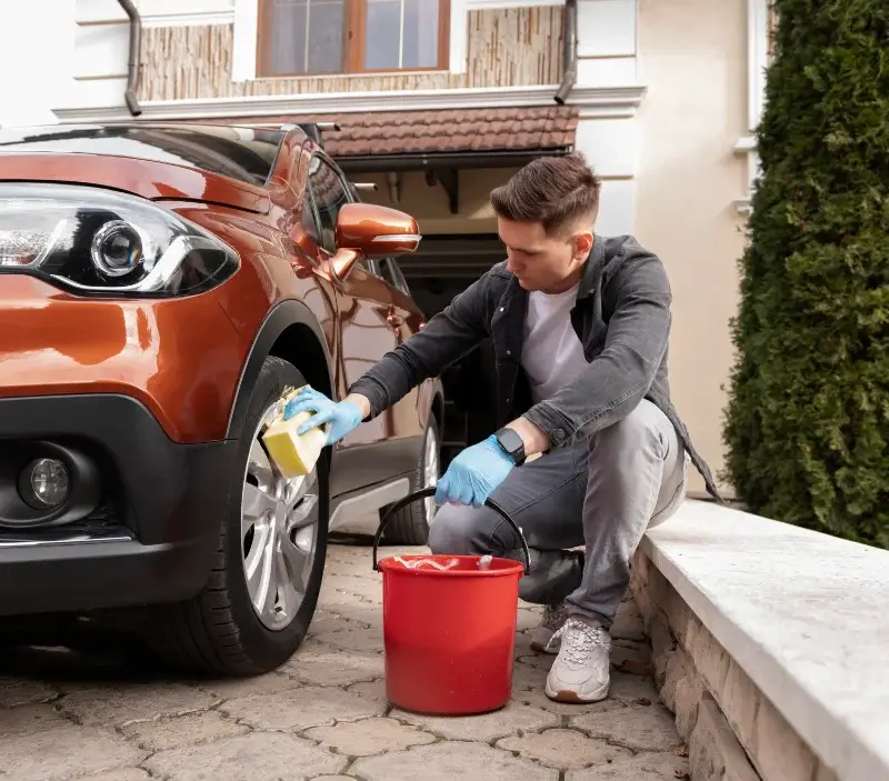 Lavage auto à domicile Mâcon : professionnel intervenant sur un véhicule